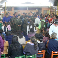 REGISTRO. Los padres de familia a la espera de contar con una plaza para sus hijos. En la foto, la inscripcin en el knder Sal Mendoza.