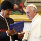 ENCUENTRO. El presidente Evo Morales y el papa Francisco se encontraron en el Vaticano en octubre de 2014.