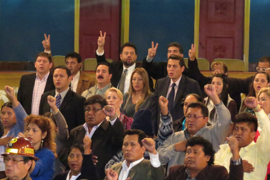 DIPUTADOS. Los opositores (fondo), ayer, durante las sesiones preparatorias del Legislativo.