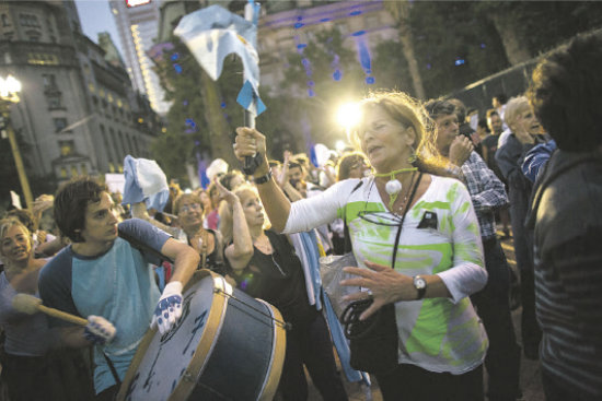 PROTESTA. Ciudadanos argentinos se solidarizan con el fallecido fiscal Alberto Nisman.