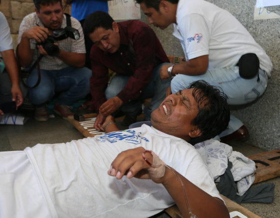 SITUACIN. El ex diputado cruceo Edwin Tupa se crucific ayer, en Santa Cruz, y tuvo que ser trasladado a un hospital para recibir asistencia.