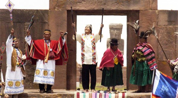 CEREMONIA. El presidente Evo Morales participa del ritual ancestral realizado en las ruinas de Tiahuanaco en la gestin 2010.