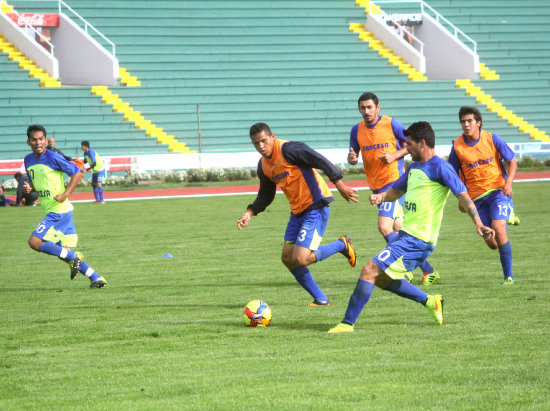 El espaol Rubn Cuesta (d) ser una de las novedades en el onceno titular para el clsico del sur.