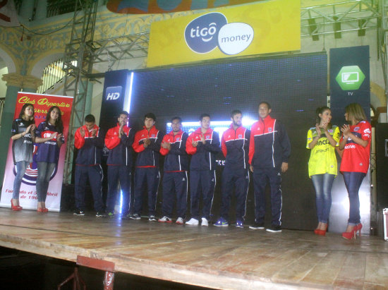 La base del equipo de 2014 se mantiene. Anoche fueron presentados los jugadores, as como el remozado cuerpo tcnico encabezado por Julio Csar Baldivieso.