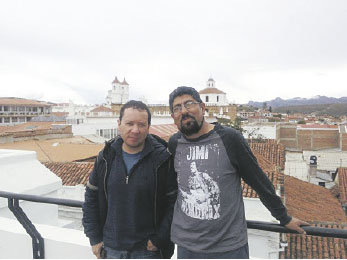 ESCRITORES. Benjamn Chvez y Omar Rocha en su visita a Sucre.