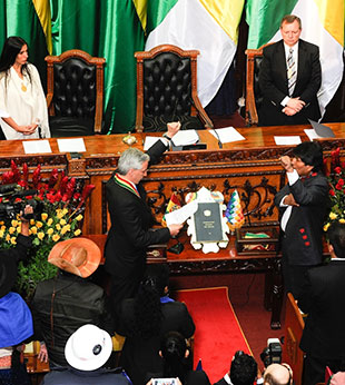 EN LA PAZ. El presidente Evo Morales jur, por tercera vez, ante la Asamblea Legislativa y otros siete mandatarios.