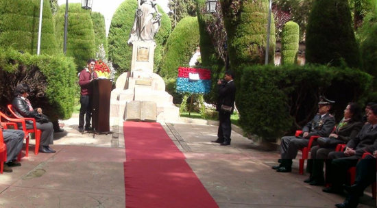 HOMENAJE. La Alcalda de Sucre encabez el acto de recordacin por la masacre de Ayo Ayo.