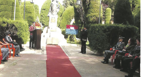 HOMENAJE. La Alcalda de Sucre encabez el acto de recordacin por la masacre de Ayo Ayo.