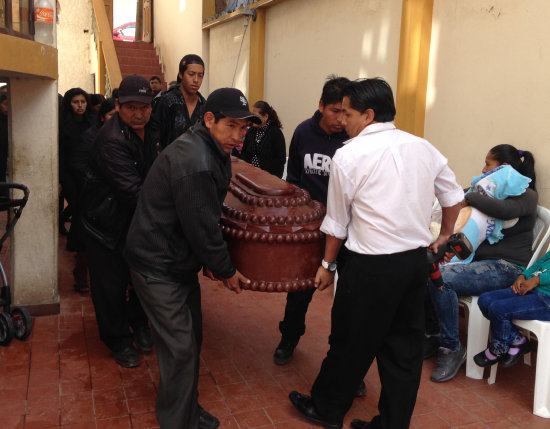 LLANTO. El cuerpo del supuesto ladrn fue enterrado ayer en medio del dolor de sus familiares.