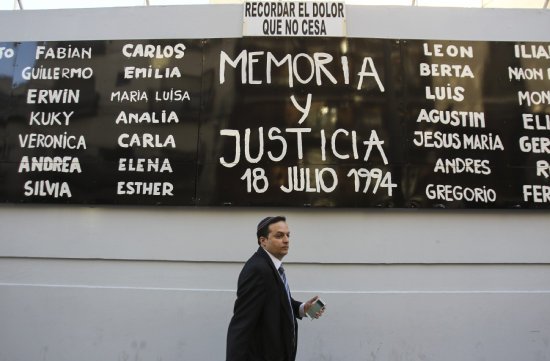 PROTESTA. Carteles en Buenos Aires exigen justicia y esclarecimiento del caso.