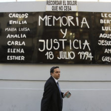 PROTESTA. Carteles en Buenos Aires exigen justicia y esclarecimiento del caso.