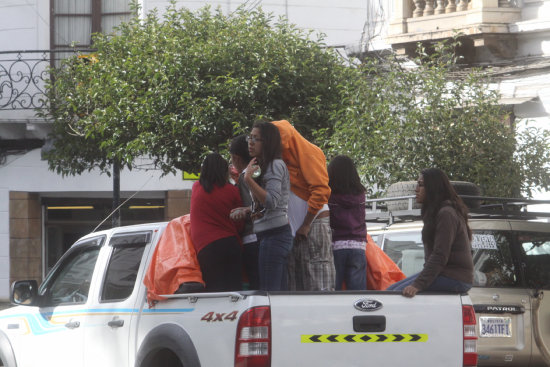 FESTEJO. Algunas personas salieron a bailar y a mojar con agua en la ciudad.