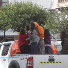 FESTEJO. Algunas personas salieron a bailar y a mojar con agua en la ciudad.