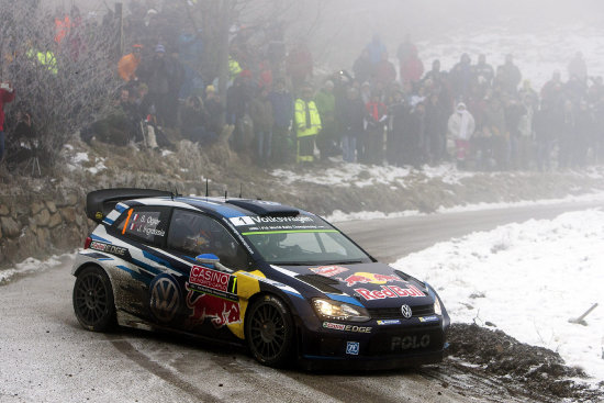 El piloto francs Sebastien Ogier lidera el Rally de Montecarlo.