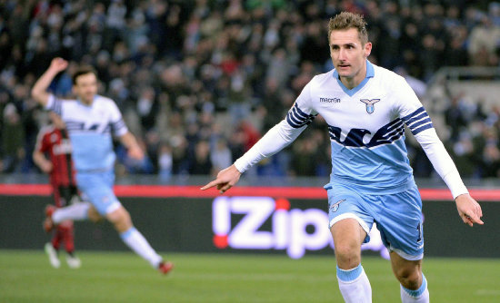 El alemn Klose (d) fue el autor de uno de los goles de Lazio.