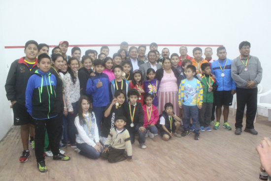 Todos los ganadores del I Campeonato Nacional de Squash posaron al final del torneo, junto con las autoridades locales y nacionales de este deporte.