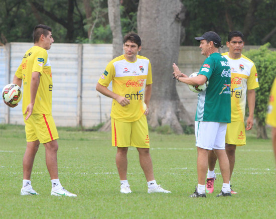 El director tcnico de la seleccin boliviana, Mauricio Soria (d), considera positiva la decisin de un sorteo para el nuevo fixture de las eliminatorias.