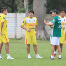 El director tcnico de la seleccin boliviana, Mauricio Soria (d), considera positiva la decisin de un sorteo para el nuevo fixture de las eliminatorias.