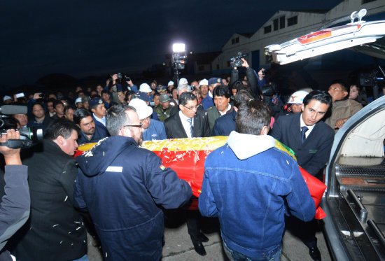 LLEGADA. Los restos mortales de Carlos Villegas fueron recibidos por el Presidente Evo.