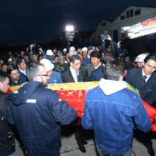 LLEGADA. Los restos mortales de Carlos Villegas fueron recibidos por el Presidente Evo.