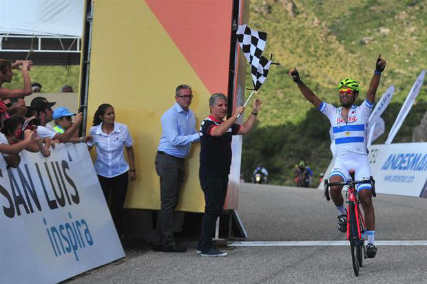 El ciclista argentino Daniel Daz cruza la meta de la ltima etapa del Tour de San Luis, en el que se coron campen.