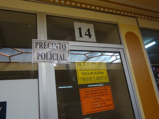 INVESTIGACIN. Precintan oficinas.