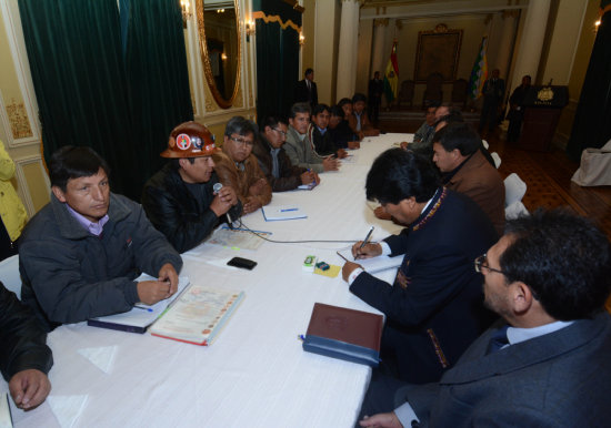 REUNIN. El presidente Evo Morales y los dirigentes de la COB, ayer, en Palacio de Gobierno.