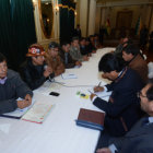 REUNIN. El presidente Evo Morales y los dirigentes de la COB, ayer, en Palacio de Gobierno.