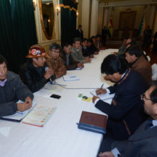 REUNIN. El presidente Evo Morales y los dirigentes de la COB, ayer, en Palacio de Gobierno.