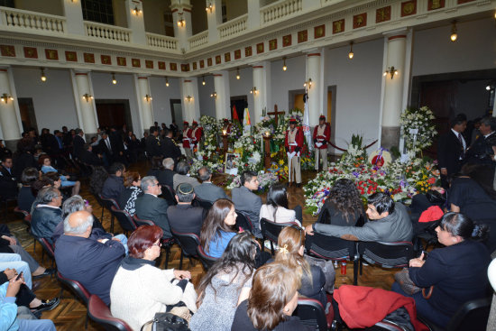 HONORES. El cuerpo de Carlos Villegas recibe honores en Palacio de Gobierno.