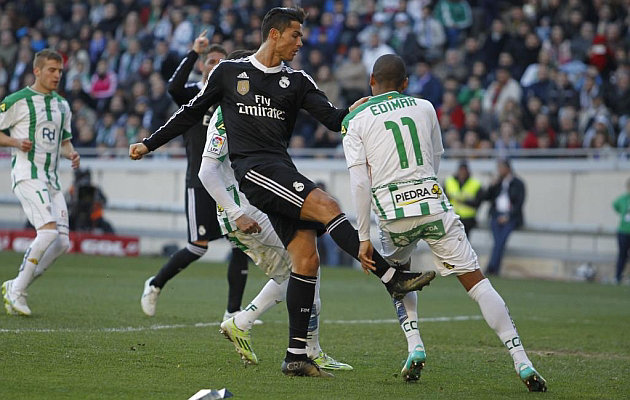 El momento en el cual Cristiano Ronaldo propin una patada al jugador del Crdoba, Edimar.