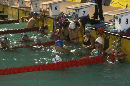 Los nadadores chuquisaqueos en su ltimo entrenamiento antes de intervenir en el Campeonato Nacional.