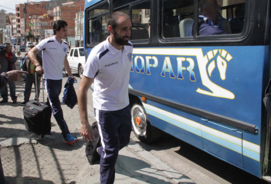 Los integrantes de Bolvar suben al vehculo que los traslad al aeropuerto antes de viajar a Cobija.