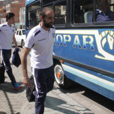 Los integrantes de Bolvar suben al vehculo que los traslad al aeropuerto antes de viajar a Cobija.