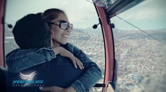 CANTANTE. Escena del video de Yarita Lizeth en una cabina del telefrico de La Paz.