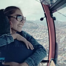 CANTANTE. Escena del video de Yarita Lizeth en una cabina del telefrico de La Paz.