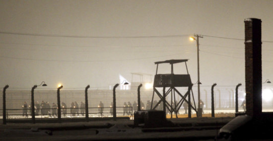 RECUERDO. Vista de la antigua torre de vigilancia en el tenebroso campo de Auschwitz.