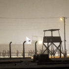 RECUERDO. Vista de la antigua torre de vigilancia en el tenebroso campo de Auschwitz.