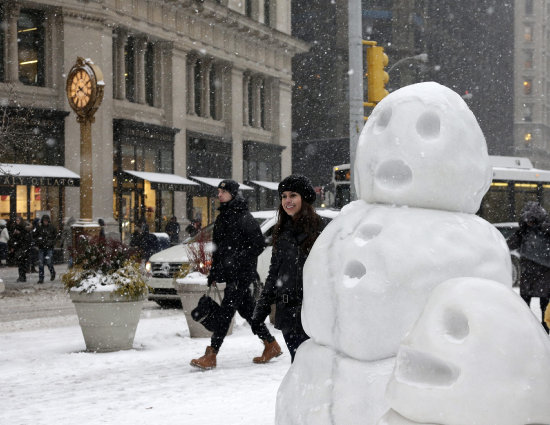 NIEVE. Las esculturas en nieve del artista suizo Peter Regli en las calles de Nueva York.