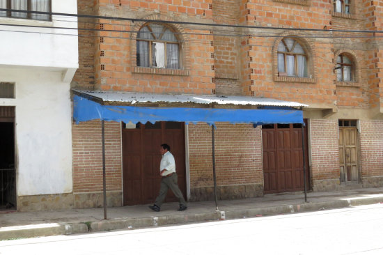 INFRACCIN. La instalacin de toldos fijos en las aceras de la ciudad.