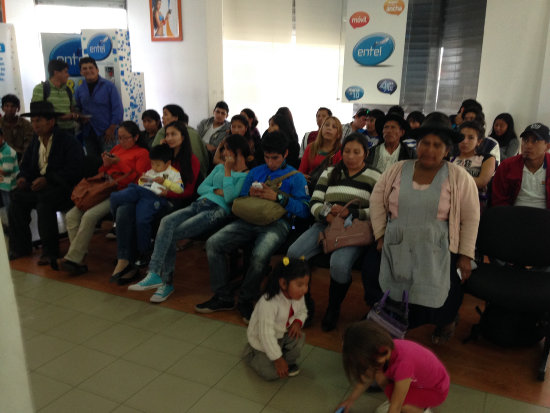 ESPERA. Los usuarios de ENTEL en Sucre, deben hacer filas por ms de una hora.