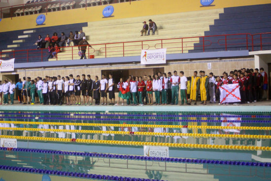 Las cinco delegaciones participaron del acto inaugural ayer, en la piscina de El Rollo.