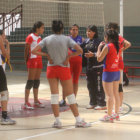 La entrenadora Sulema Vallejos conversa con sus jugadoras.