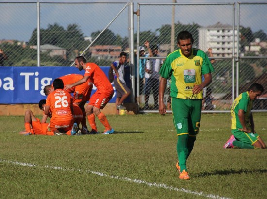 La celebracin de los jugadores bolivaristas luego del gol de Yecerotte ante la desazn de los integrantes de Universitario de Pando.