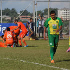 La celebracin de los jugadores bolivaristas luego del gol de Yecerotte ante la desazn de los integrantes de Universitario de Pando.