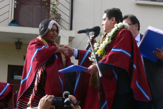 CEREMONIA. El presidente de la Asamblea, Pedro Vela, recibe el Estatuto Autonmico.