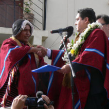 CEREMONIA. El presidente de la Asamblea, Pedro Vela, recibe el Estatuto Autonmico.