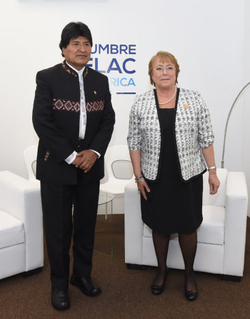 ENCUENTRO. La presidenta de Chile, Michelle Bachelet con su homlogo Evo Morales durante su reunin en la Cumbre de la CELAC.