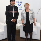 ENCUENTRO. La presidenta de Chile, Michelle Bachelet con su homlogo Evo Morales durante su reunin en la Cumbre de la CELAC.