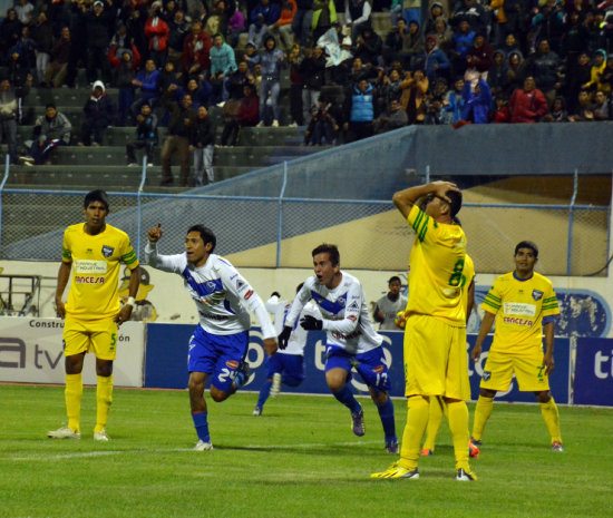 La celebracin de los Santos luego de anotar uno de los goles de ayer, en Oruro.